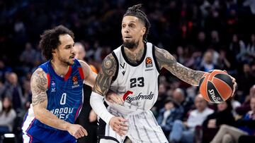 Daniel Hackett (Virtus Bolonia) y Shane Larkin (Anadolu Efes), en la Euroliga.