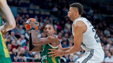 Lonnie Walker ante Tavares y el Madrid el pasado 12 de diciembre en la Euroliga.