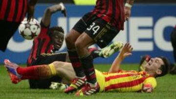 Messi y Muntari disputan un balón.