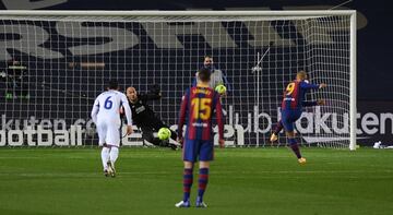 Braithwaite falla el penalti. 