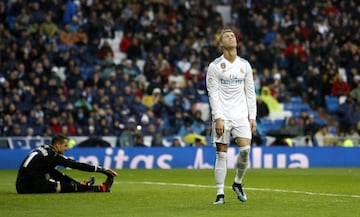 Cristiano Ronaldo se lamenta de la ocasión perdida.