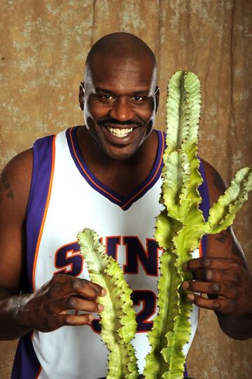 En 2008 se va a los Suns, donde pide que se le apode "Big Cactus".