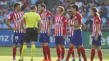 Los jugadores del Atlético, durante el partido ante el Celta.