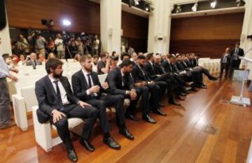 La plantilla del Real Madrid fue recibida en la Alcald¨ªa de Madrid por Manuela Carmena.