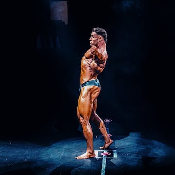 El joven culturista español nacido en Yecla, ciudad española perteneciente a la Región de Murcia, ha hecho historia en el mundo del culturismo tras acabar en el sexto puesto de la categoría Classic Physique en el Mr. Olympia 2024. Todo ello en su año de debut por lo que cobra aún más mérito.