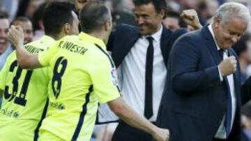 Luis Enrique celebra el triunfo con sus jugadores.