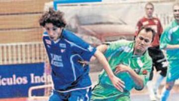 <b>IGUALDAD. </b>Marquinho intenta sujerar a Almeida.