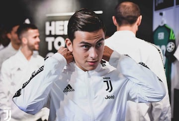 Once jugadores de Juventus, incluido Juan Cuadrado, fueron invitados por Adidas al primer aniversario de su tienda en Milán, la más grande de Italia. Cristiano Ronaldo brilló por su ausencia.