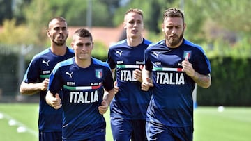 De Rossi, durante un entrenamiento, junto a Spinazzola, Verratti y Conti.