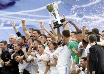 El Real Madrid levanta la Copa de LaLiga.
