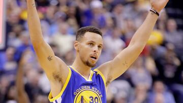 INDIANAPOLIS, IN - NOVEMBER 21: Stephen Curry #30 of the Golden State Warriors celebrates during the game against the Indiana Pacers at Bankers Life Fieldhouse on November 21, 2016 in Indianapolis, Indiana. NOTE TO USER: User expressly acknowledges and agrees that, by downloading and or using this photograph, User is consenting to the terms and conditions of the Getty Images License Agreement   Andy Lyons/Getty Images/AFP
 == FOR NEWSPAPERS, INTERNET, TELCOS &amp; TELEVISION USE ONLY ==