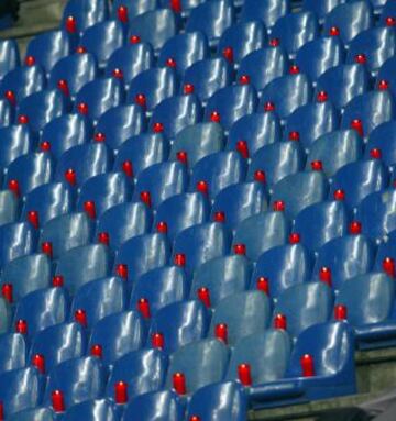 Velas encendidas en una parte de las gradas del Vicente Calderón.