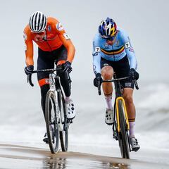 Van der Poel gana su 4º mundial con exhibición ante Van Aert