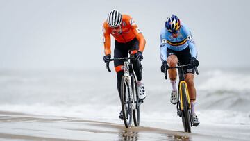 Ostend (Belgium), 31/01/2021.- Mathieu van der Poel (L) of Netherlands) and Wout van Art of Belgium in action during the last day of the Cyclo-cross World Championships in Ostend, Belgium, 31 January 2021. (Ciclismo, Bélgica, Países Bajos; Holanda) EFE/EPA/BAS CZERWINSKI