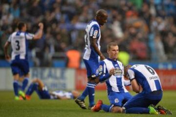 Los jugadores del Deportivo celebran la victoria ante el Barcelona al final del partido.