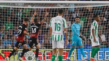 SEVILLA, 23/09/2024.- El centrocampista del Mallorca Dani Rodríguez (2i) celebra su gol, primero del equipo balear, durante el partido de la sexta jornada de LaLiga que Real Betis y RCD Mallorca disputan hoy lunes en el estadio Benito Villamarín, en Sevilla. EFE/José Manuel Vidal