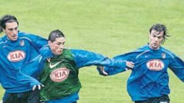 <b>EN FORMA. </b>Torres ha recuperado la forma y en los dos últimos partidos suma dos goles y se ha entendido a la perfección con Agüero. En la imagen, pugna con Azcárate y Valera.