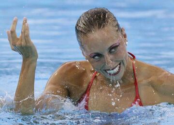 Cuando empezó a practicar la sincro, España era un país residual. Cuando se retiró por primera vez a las puertas de los Juegos de Londres en 2012, el equipo de Anna Tarrés era el segundo del mundo. Gemma Mengual, barcelonesa nacida en 1977, es la pionera de la sincro española. Nadadora del solo, dúo, combo y equipo, acumuló medallas y resultó una deportista icónica.
Desde que se subiera al podio en el Mundial de Barcelona en 2003, ya no se bajó de él y acumuló dos medallas olímpicas, 20 mundiales y 18 europeas. En el Mundial de Roma, en 2009, estuvo a punto de ganar el oro en la prueba de solo a la nadadora rusa Natalia Ischenko.
