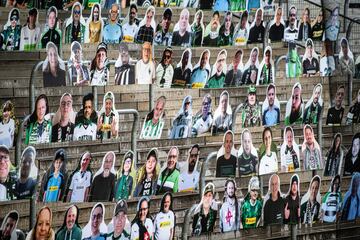 Imágenes de aficionados del Borussia Monchengladbach llenan las gradas del Borussia Park. Los seguidores del club alemán apoyan a su equipo comprando estos cartelones con sus caras y que permanecerán en el estadio hasta que vuelvan los partidos al estadio.
