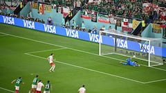 'Memo' Ochoa para un penalti a Lewandowski, en el México-Polonia.