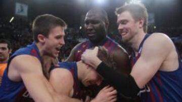 JAWAI junto a otros compa&ntilde;eros del FC Barcelona Regal, celebrando la victoria ante el Real Madrid.