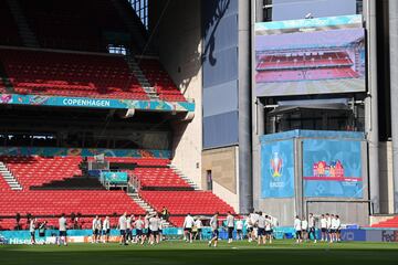 El grupo de jugadores entrenando en el Parken Stadium de Copenhague.