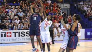 López trata de taponar el tiro de Anigwe.