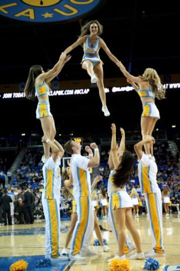 Los cheerleaders de UCLA durante un partido contra Oregon Ducks.