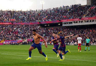 El Barcelona suma una victoria crucial gracias a un gol de Araújo en el minuto 92. Centro de De Jong que encontró al uruguayo, que con alma de '9', mandó el balón al fondo de la portería.