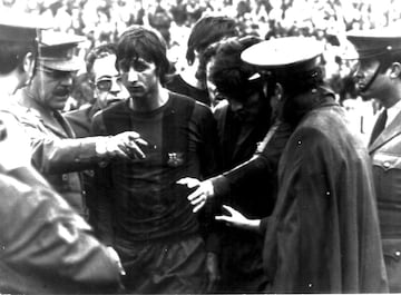 En la temporada 1977-1978, su ¨²ltima temporada como blaugrana, Johan marc¨® 11 goles en las 3 competiciones. Sus problemas con la directiva le hacen abandonar el f¨²tbol espa?ol.
