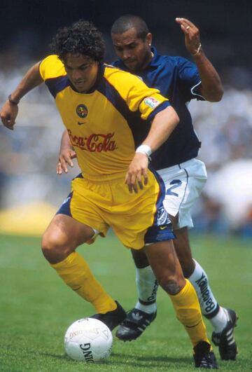 Luna debutó y despuntó con los Pumas de 1994-1998 con un total de 10 goles como mediocampista. Debido a su buen nivel, el América se fijó en él y lo fichó el mismo año. Con las ‘Águilas’ se ganó un puesto y jugó por tres temporadas, saliendo finalmente al Necaxa.