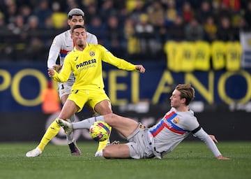 Frenkie de Jong del FC Barcelona en acción con Yeremi Pino.