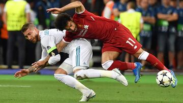 Mohamed Salah y Sergio Ramos disputan un balón durante la final de la Champions League de Kiev de 2018.