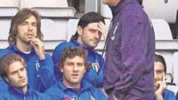 <b>PAPELÓN. </b>El 'Moggi-gate' ha salpicado al seleccionador de Italia, Marcello Lippi (en la foto, con sus internacionales) cuya continuidad en el cargo se ha puesto en tela de jucio. El técnico dará hoy explicaciones en el centro de entrenamiento de Coverciano, y anunciará que no va a presentar la dimisión.