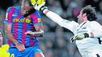 <b>ACTIVO.</b> Henry pelea un balón de cabeza con Diego López, en un encuentro en el que tuvo ocasiones pero no la fortuna del gol. El portero estuvo bastante seguro.