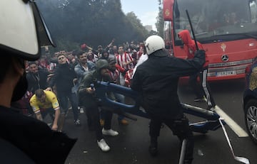 Los seguidores del Sporting de Gijón protagonizaron graves incidentes, con la policía, a la llegada del autobús del Sporting, en las inmediaciones del Molinón.