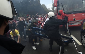 Los seguidores del Sporting de Gijón protagonizaron graves incidentes, con la policía, a la llegada del autobús del Sporting, en las inmediaciones del Molinón. 
