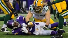 Teddy Bridgewater es placado por Clay Matthews. El quarterback de los Vikings recibi&oacute; una aut&eacute;ntica paliza durante todo el partido.