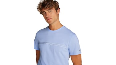 Retro y muy cómoda: la camiseta de Tommy Jeans para hombre que pega con todo