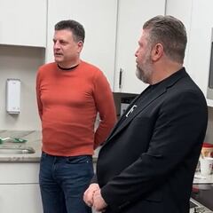 El profesor pide a un estadounidense que enseñe a los alumnos una palabra española peliaguda y su truco es de matrícula