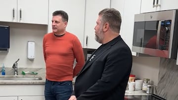 El profesor pide a un estadounidense que enseñe a los alumnos una palabra española peliaguda y su truco es de matrícula