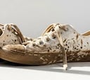 Zapatillas de tela blancas: cómo quitar manchas de tierra sin dañar las fibras ni arrastrar la suciedad