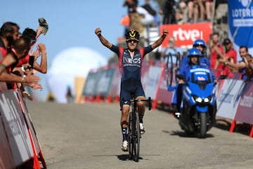 Richard Carapaz alzó los brazos como ganador en La Pandera, su segunda victoria de etapa en La Vuelta 2022.