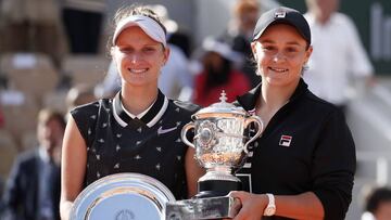 Paris (France), 08/06/2019.- Winner Ashleigh Barty of Australia (R) and runner-up Marketa Vondrousova of the Czech Republic poses with their trophies after the women'Äôs final match during the French Open tennis tournament at Roland Garros in Paris, France, 08 June 2019. (Tenis, Abierto, Abierto, República Checa, Francia) EFE/EPA/YOAN VALAT