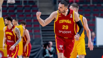 Pierre Oriola celebra una acción con la Selección en Riga.