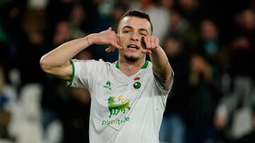 Íñigo Vicente, del Racing, celebrando su gol al Tenerife.