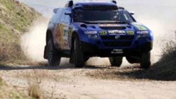 <b>VICTORIA AFRICANA.</b> Carlos Sainz ha conseguido terminar una etapa sin problemas en tierras africanas y se ha llevado la victoria parcial.