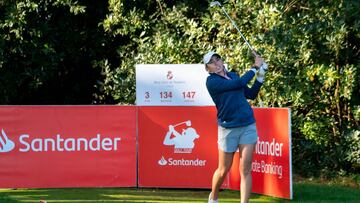 La golfista Clara Moyano golpea una bola durante la primera jornada del torneo del Santander Golf Tour en Pedre&ntilde;a.