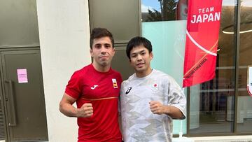 Los judocas Fran Garrigós y Ryuju Nagayama posan tras hacer las paces tras su combate.