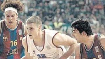 <b>CAMPEONES.</b> Varejao y Bodiroga marcan a un ruso del CSKA. El Barça renuncia a los estadounidenses.
